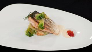 Стейк из семги на печеном картофеле с икорным соусом