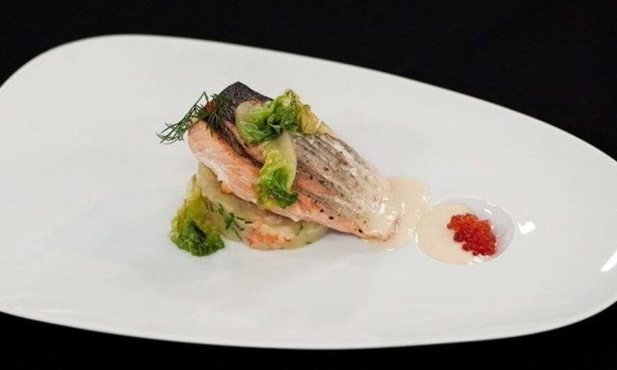 Рецепт стейка из семги на печеном картофеле с икорным соусом