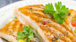 Стейк из семги с рисом и овощами