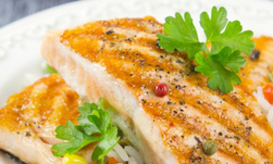 Рецепт стейка из семги с рисом и овощами