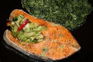 Стейк из семги со шпинатом в сливках