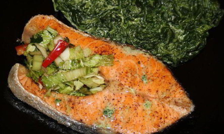 Рецепт стейка из семги со шпинатом в сливках