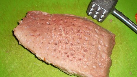 стейк из свинины на сковороде