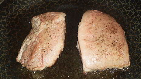 стейк из свинины на сковороде