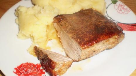 стейк из свинины на сковороде