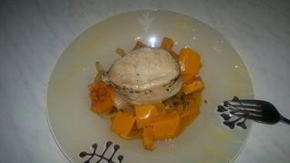 Стейк из свиной корейки с карманом начиненный оливками и чесноком и тушеная тыква с луком