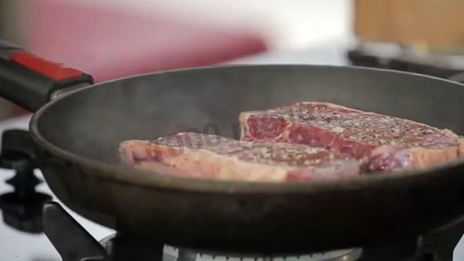 стейк из телятины на сковороде