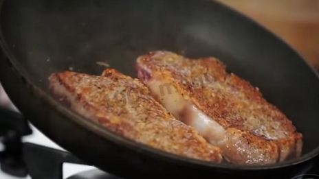 стейк из телятины на сковороде