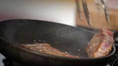 стейк из телятины на сковороде