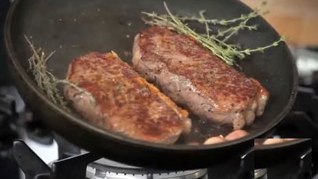 стейк из телятины на сковороде