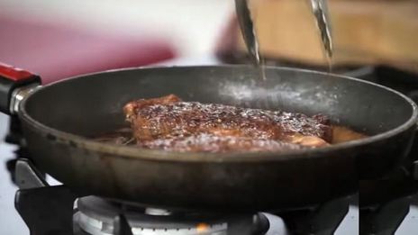 стейк из телятины на сковороде