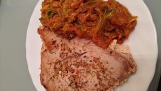 Стейк из тунца с черемшой