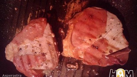 стейк из тунца с прошутто