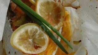 Стейк лосося, запеченный в пергаментной бумаге