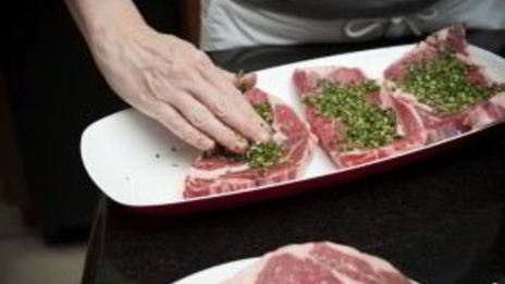 стейк на решетке