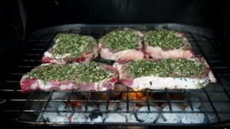 стейк на решетке