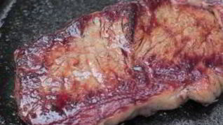 Стейк на сковороде