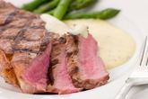 Стейк под соусом бернез со спаржей