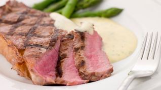 Стейк под соусом бернез со спаржей