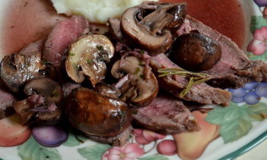 Рецепт стейка с грибами и красным винным соусом