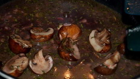 стейк с грибами и красным винным соусом