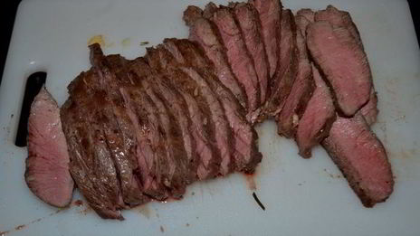 стейк с грибами и красным винным соусом