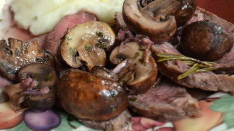 стейк с грибами и красным винным соусом