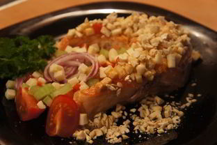 Стейк семги с козьим сыром и кешью