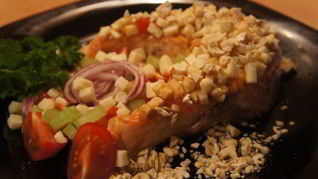 Стейк семги с козьим сыром и кешью