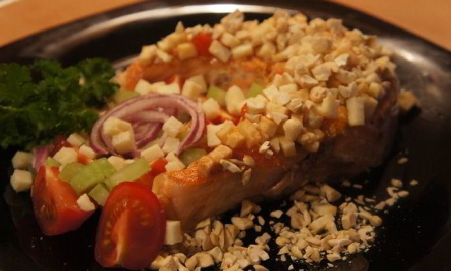 Рецепт стейка семги с козьим сыром и кешью