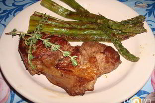 Стейк со спаржей