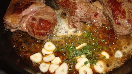 стейк со спаржей