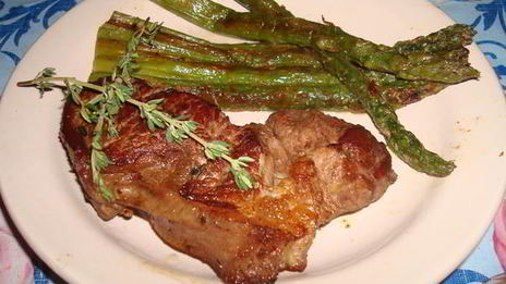 стейк со спаржей