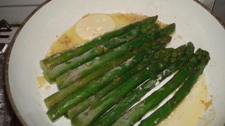 стейк со спаржей