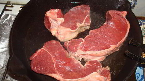 стейк со спаржей