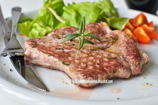 Стейк в маринаде из розмарина и чеснока