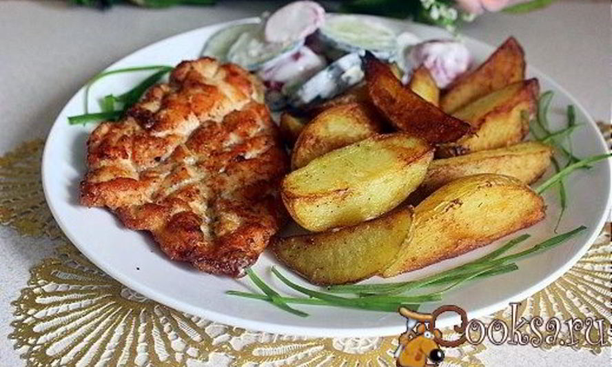 Рецепт стейков из куриной грудки с картофельными дольками