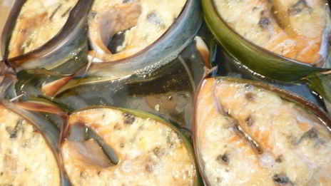 стейки из лосося с голубым сыром