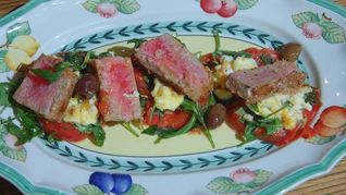 Стейки из тунца с помидорами, яйцами и руколой