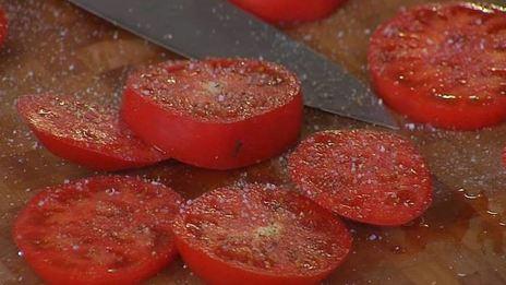 стейки из тунца с помидорами, яйцами и руколой