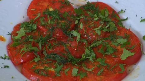 стейки из тунца с помидорами, яйцами и руколой