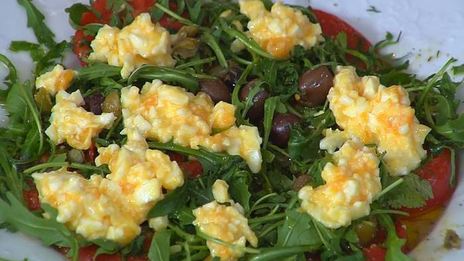 стейки из тунца с помидорами, яйцами и руколой