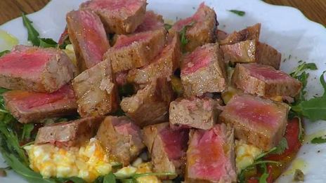 стейки из тунца с помидорами, яйцами и руколой