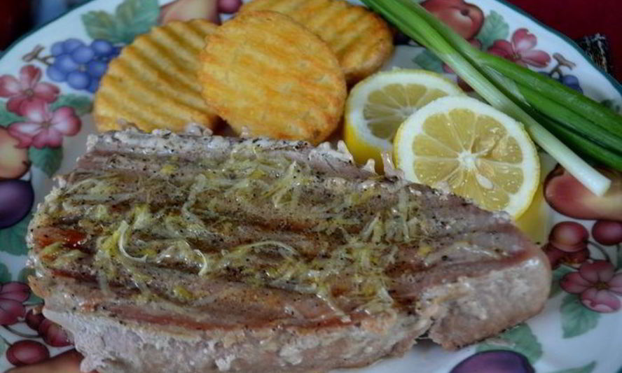 Рецепт стейков тунца с лимонным маслом и черным перцем