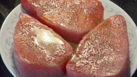 стейки тунца с лимонным маслом и черным перцем