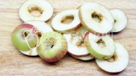 свиной стейк на сковороде в яблочном соусе