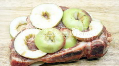 свиной стейк на сковороде в яблочном соусе