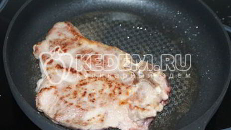 свиной стейк на сковороде в яблочном соусе