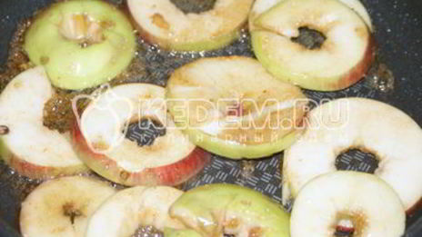 свиной стейк на сковороде в яблочном соусе