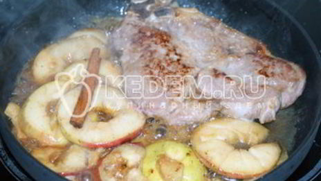 свиной стейк на сковороде в яблочном соусе
